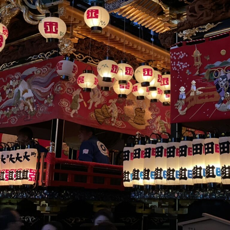 提灯に照らされる欄間の彫刻