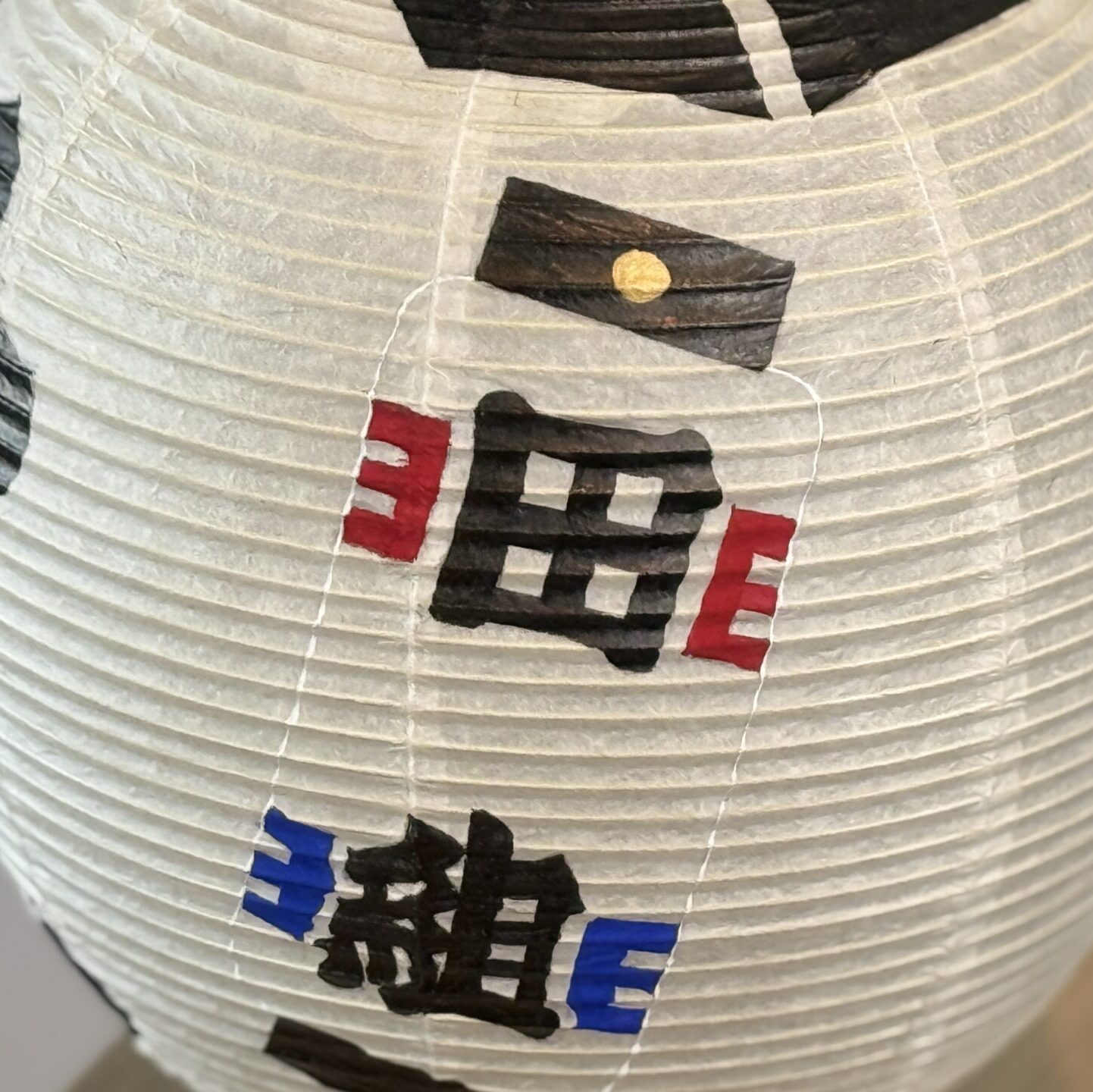 胡粉による提灯の縁取り