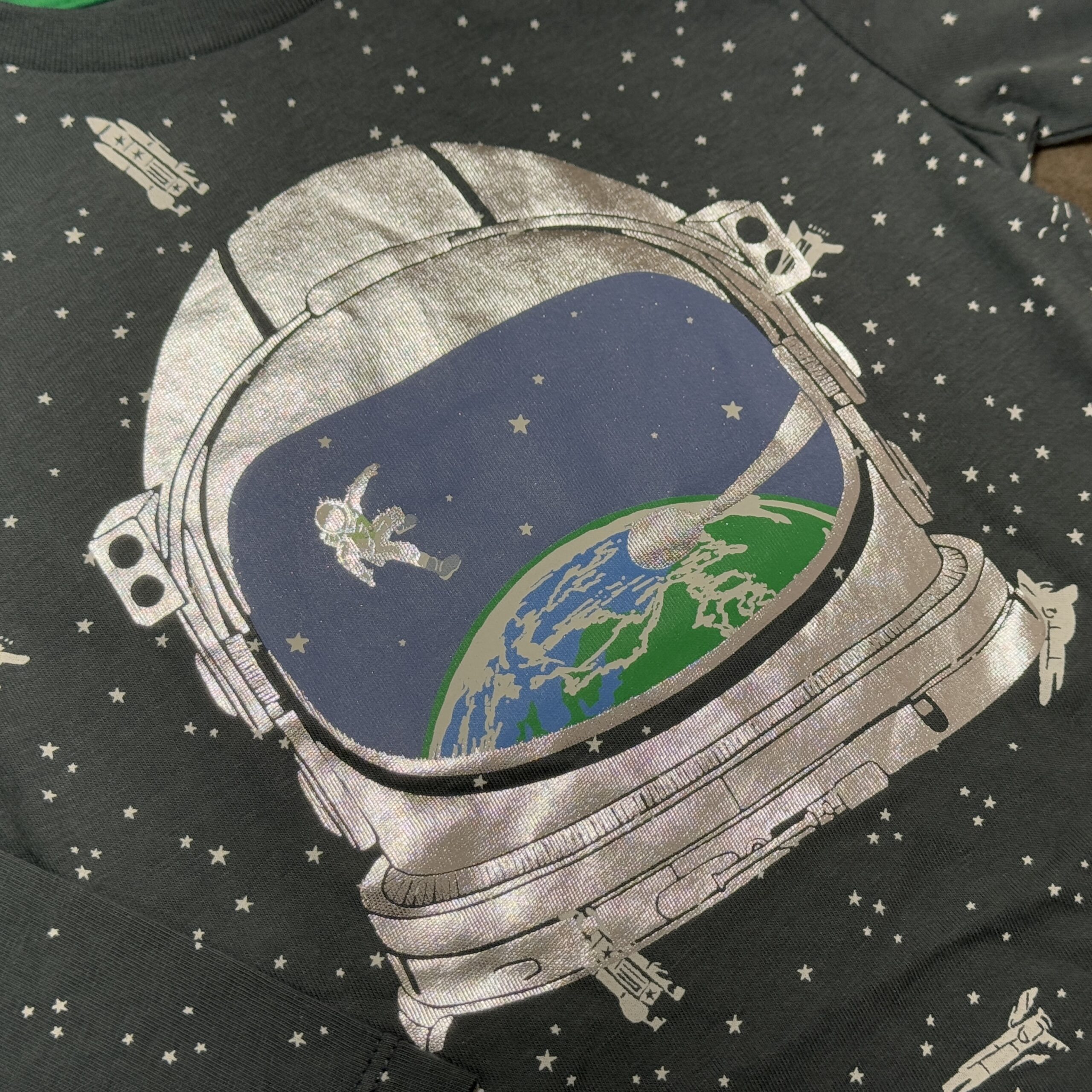 宇宙遊泳中なのかな